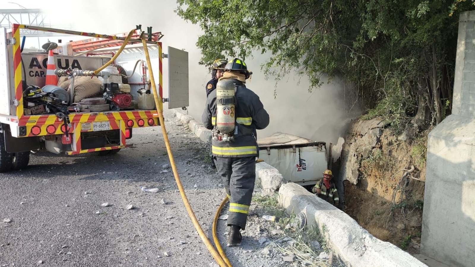 Tráiler cae de puente, vuelca y se incendia en la Carretera Nacional