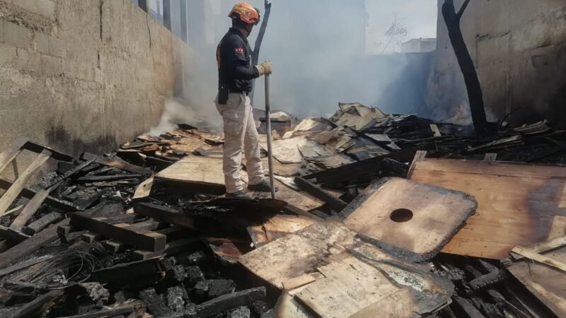 Incendio consume bodega en el centro de Monterrey