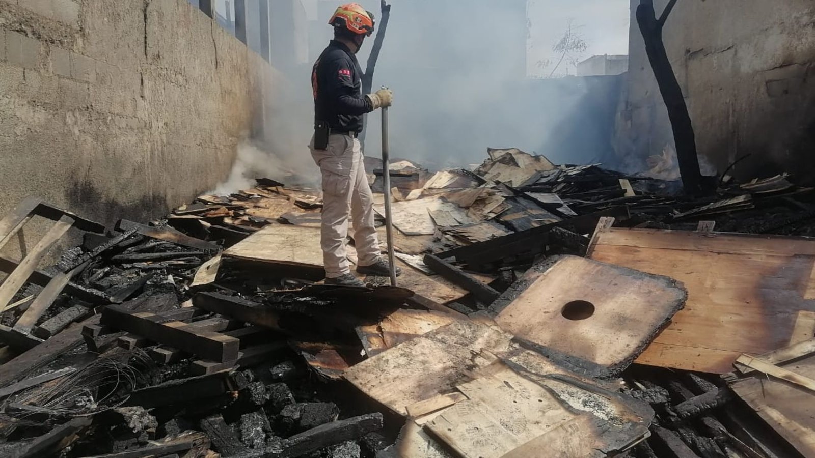 Incendio consume bodega en el centro de Monterrey