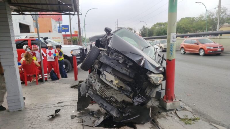 Conductora vuelca junto a su hijo en Abraham Lincoln