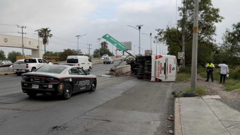 Muere chofer tras volcadura de camión de transporte de personal en Escobedo