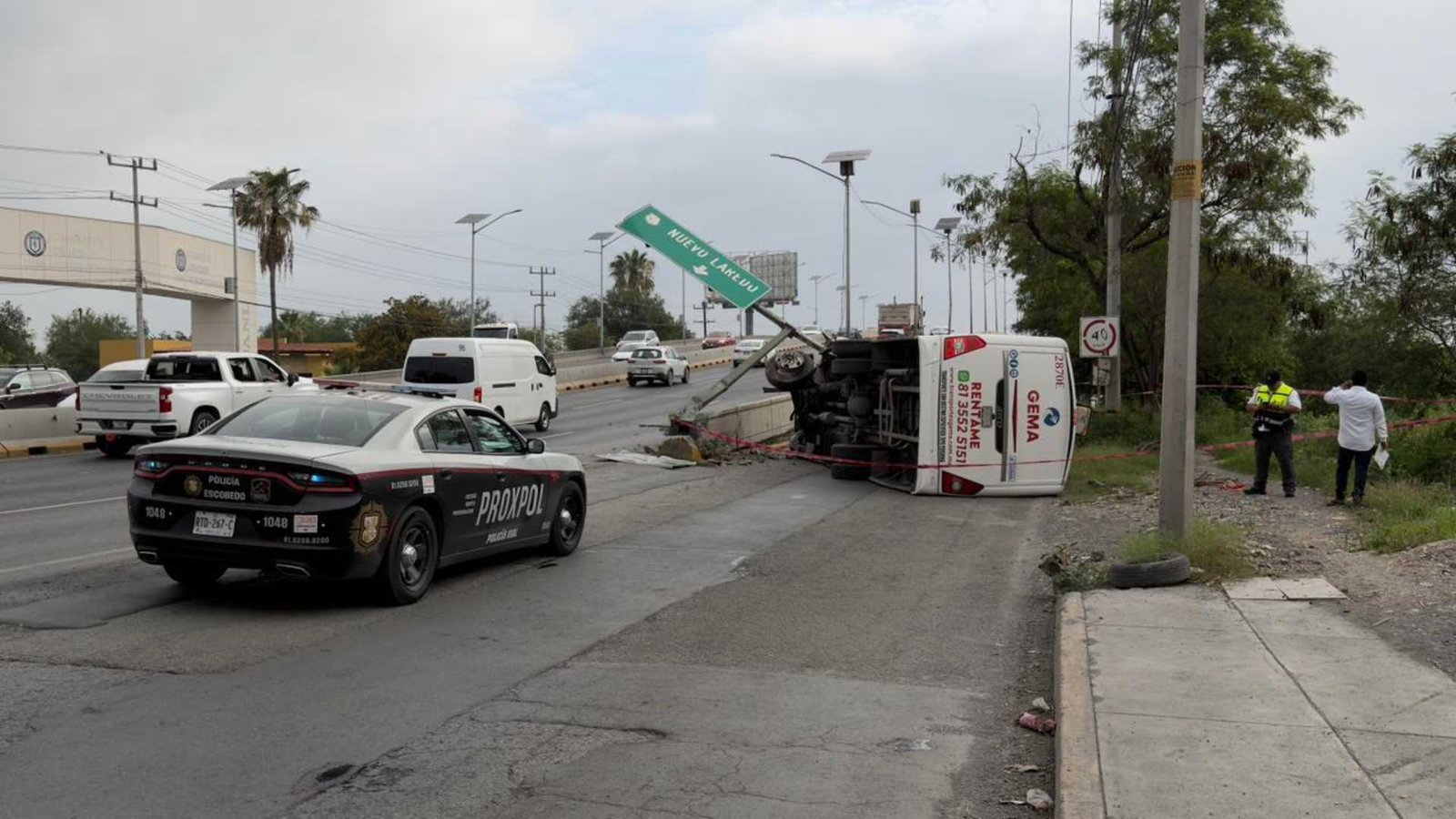 Muere chofer tras volcadura de camión de transporte de personal en Escobedo