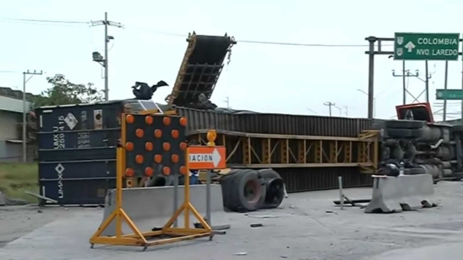 Tren embiste tráiler y lo vuelca en Escobedo