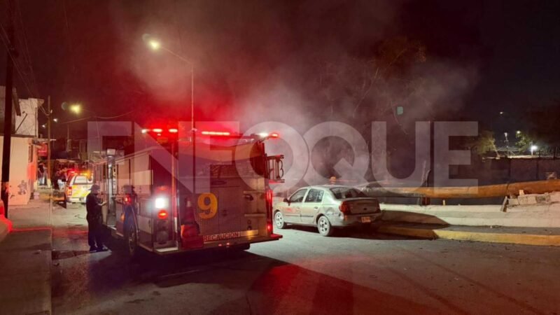Incendio consume tejabán y daña vehículo en Santa Catarina