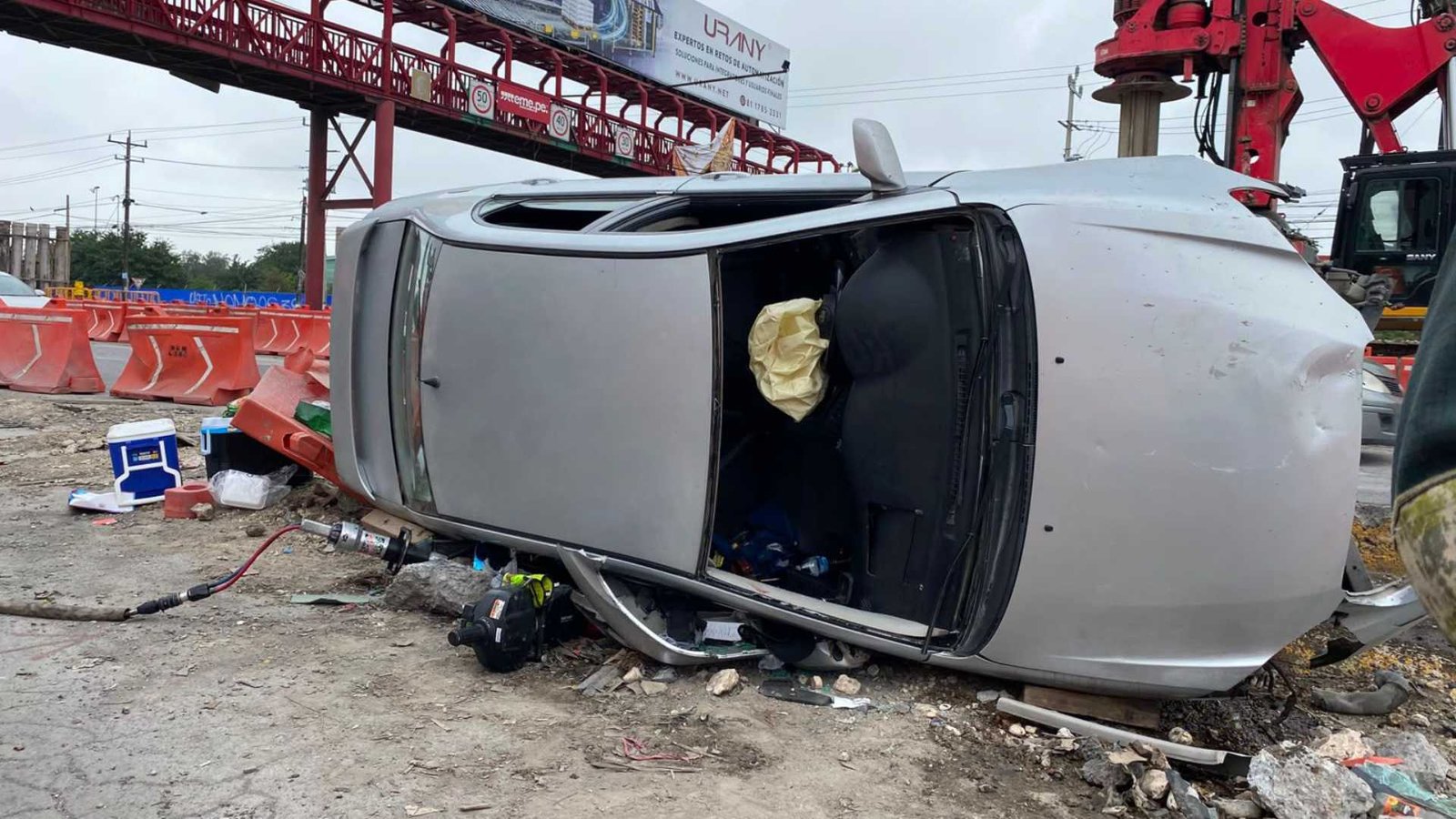 Vuelca auto en zona de obras del Metro en Apodaca