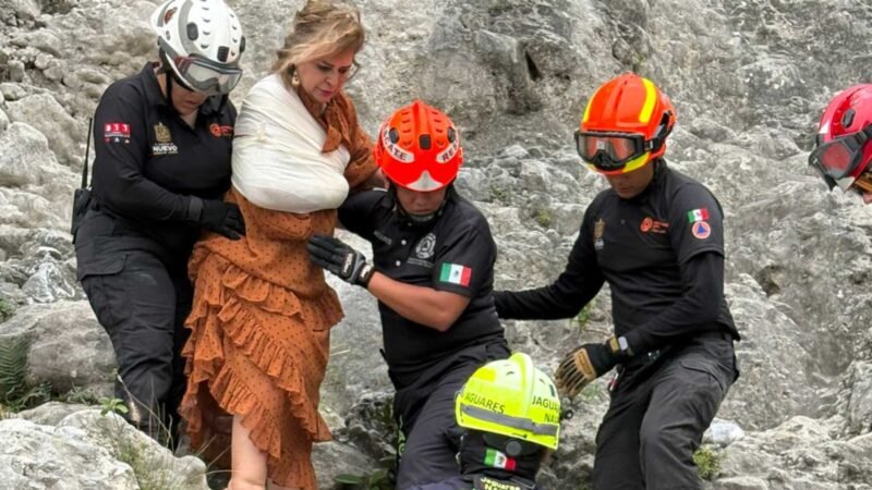 Rescatan a mujer tras caída en La Huasteca