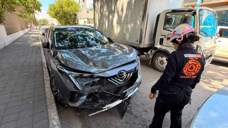 Tren impacta automóvil en Monterrey; Conductor huye