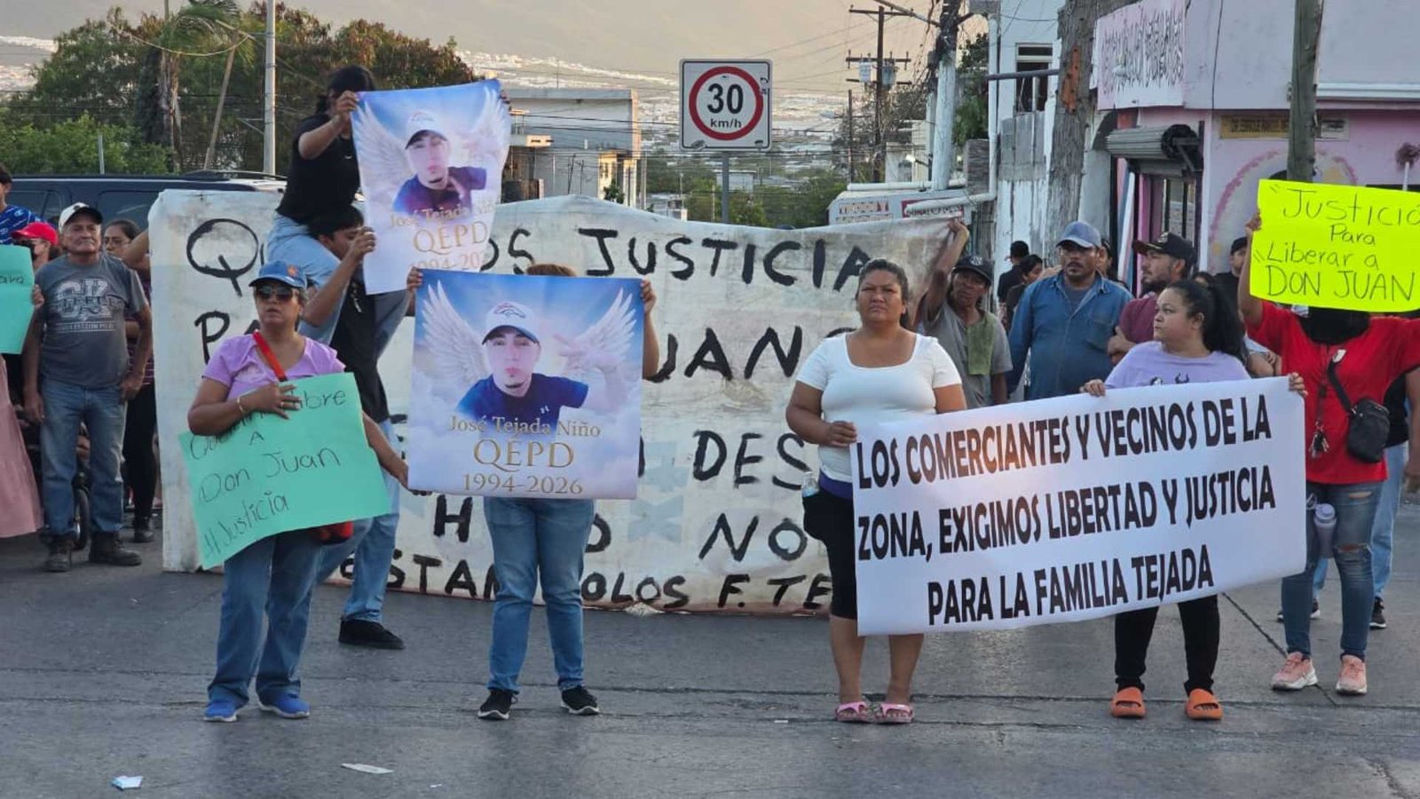 Vecinos exigen liberar a comerciante que abatió a presuntos asaltantes en Monterrey