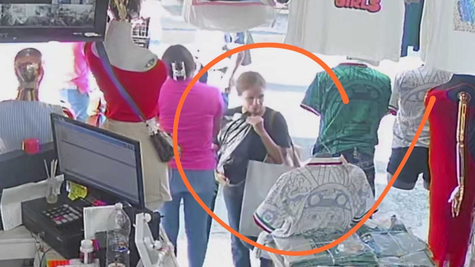 Roban playeras de la Selección Mexicana en negocio del Centro de Monterrey
