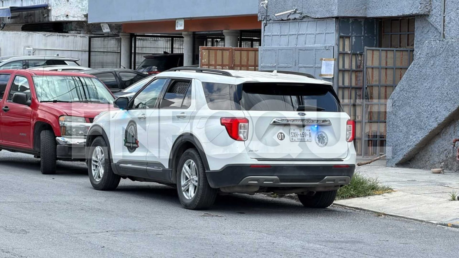 Catean vivienda en Mitras Centro por presunto narcomenudeo; hay tres detenidos