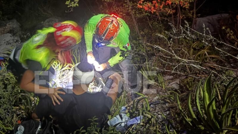 Rescatan a senderista lesionado tras caída en La Huasteca, Santa Catarina