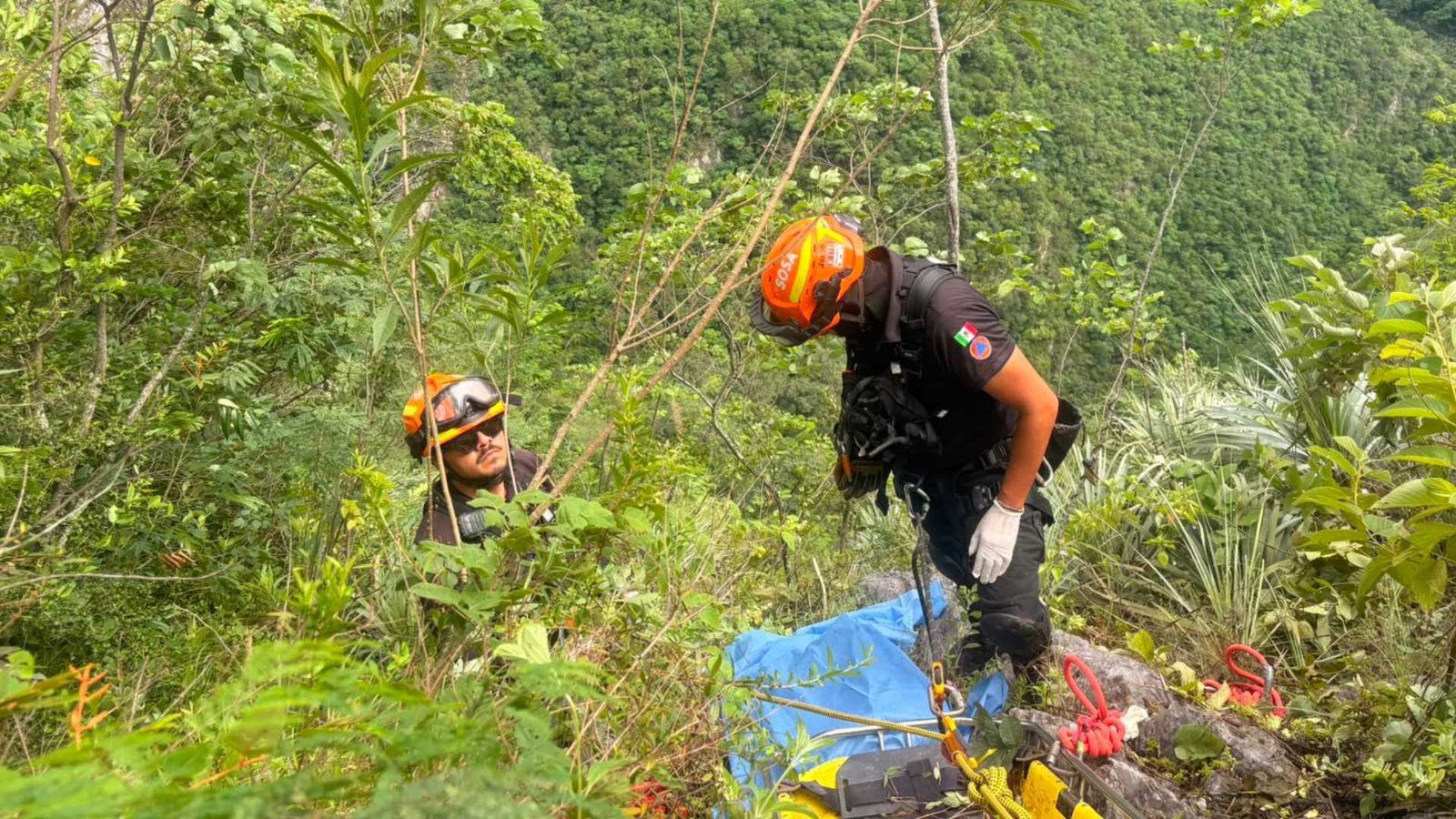 Encuentran sin vida a pareja que cayó a barranco de 100 metros en Allende