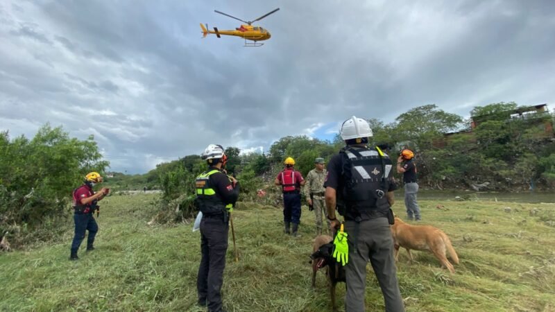 Reanudan búsqueda de hombre arrastrado por la corriente del Río Pesquería en Escobedo