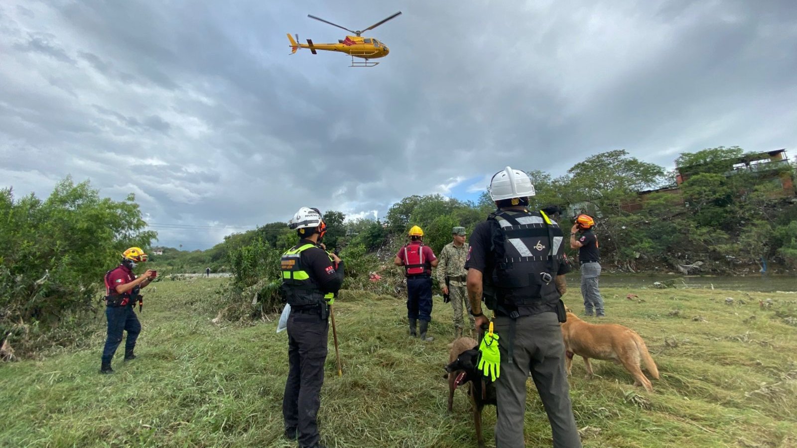 Reanudan búsqueda de hombre arrastrado por la corriente del Río Pesquería en Escobedo