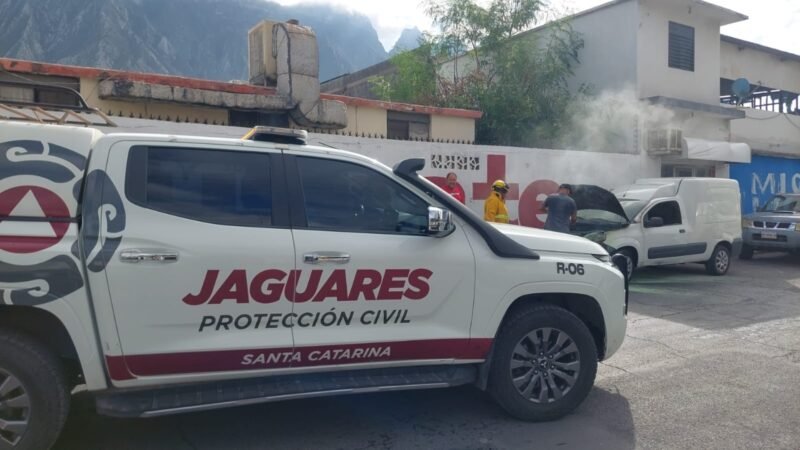 Incendio de camioneta moviliza a Protección Civil en Santa Catarina