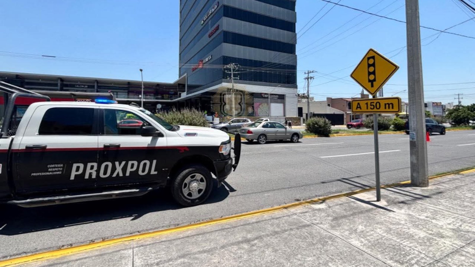 Evacúan plaza comercial en Escobedo por fuga de gas