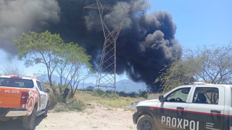 Moviliza incendio en empresa recicladora en Escobedo
