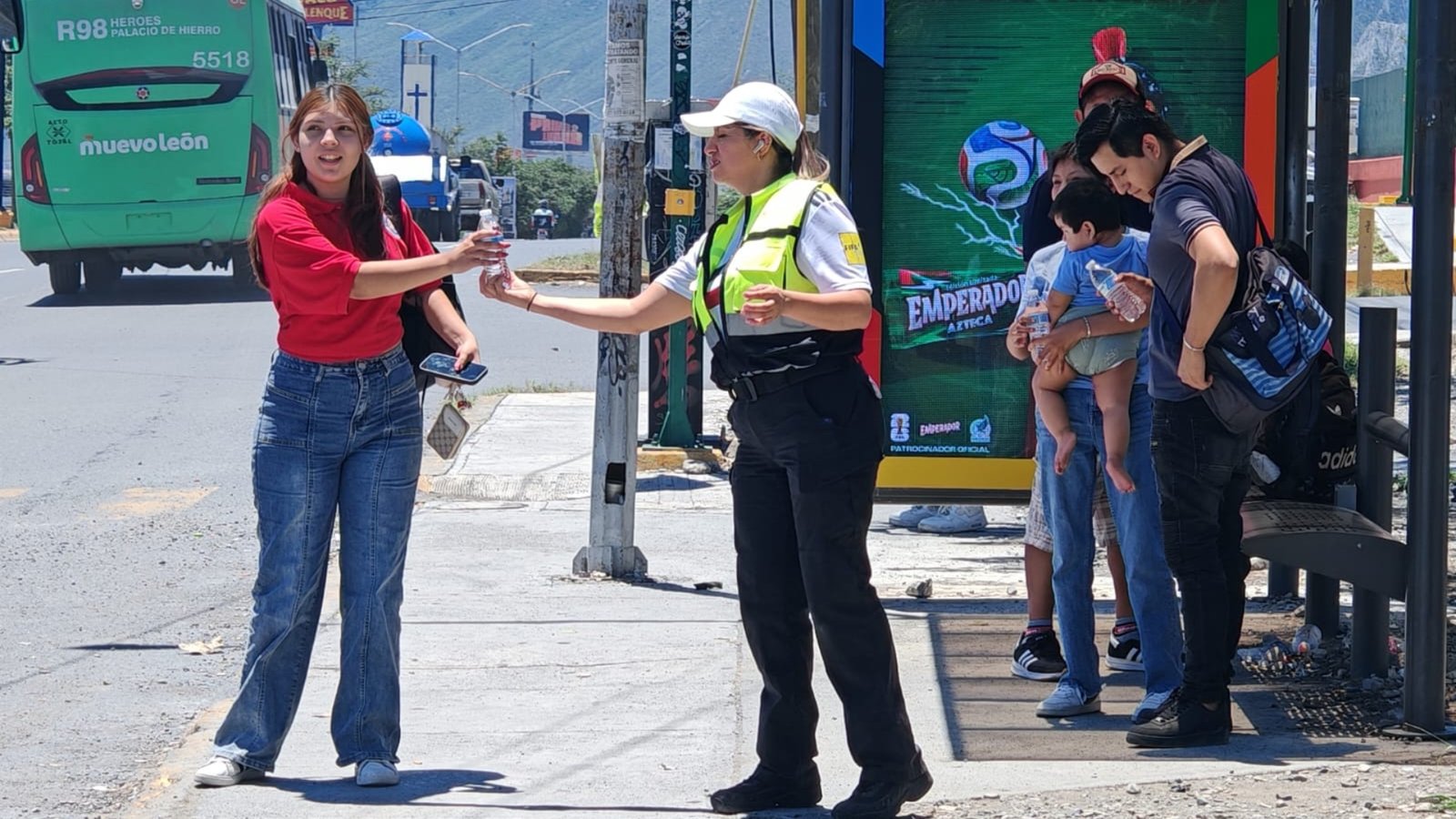 Entrega Jaguares agua gratuita ante intensa ola de calor