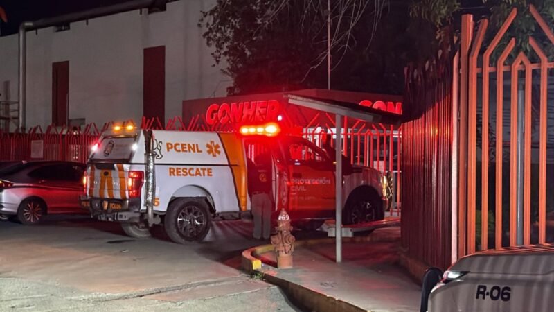 Reportan incendio en empresa en Santa Catarina; niegan acceso a rescatistas