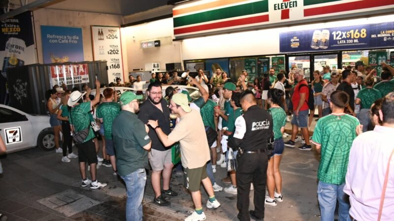 Cierran calles en Barrio Antiguo por masiva celebración tras triunfo de México