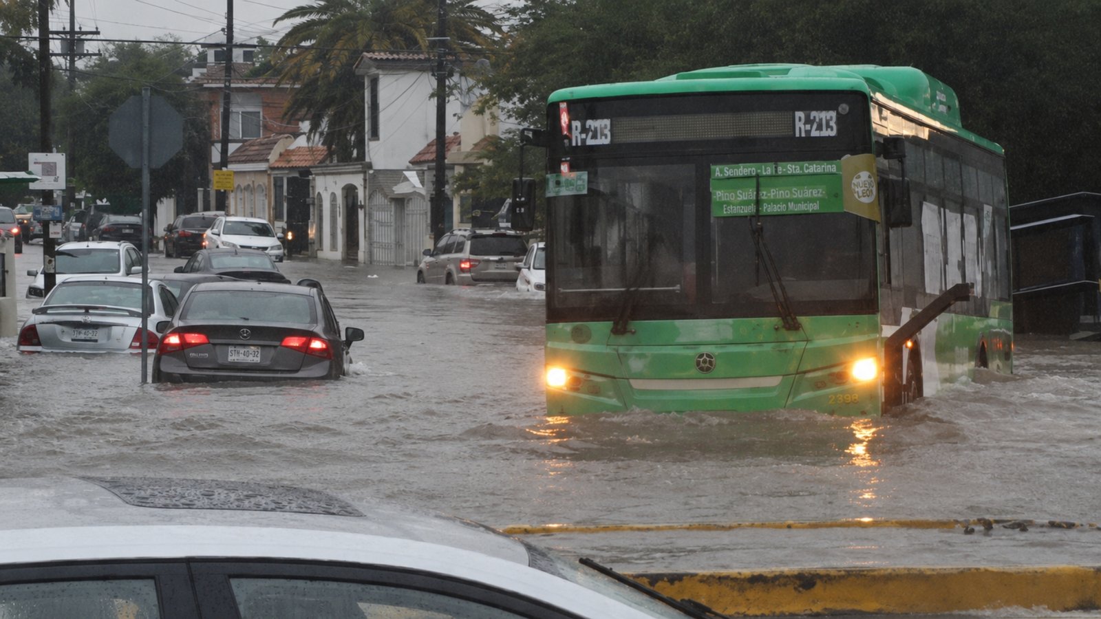 Tormenta deja una mujer fallecida, rescates e inundaciones en Nuevo León