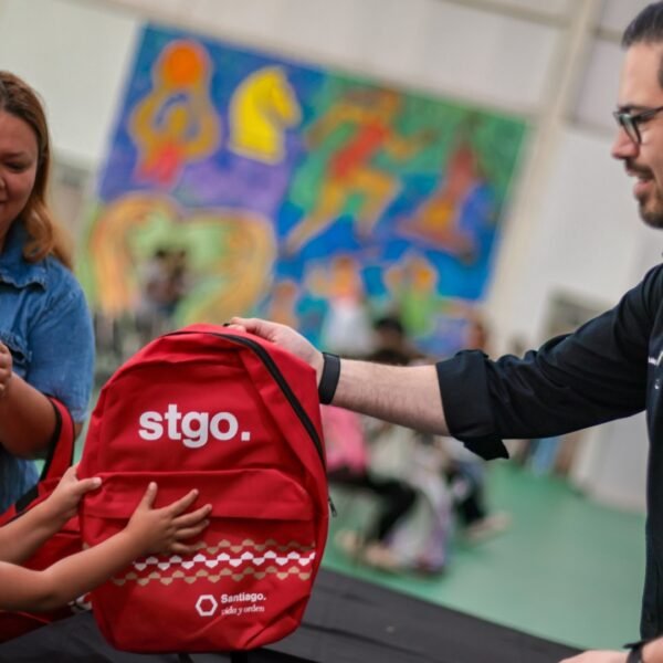 Inicia Santiago reparto gratuito de útiles y mochilas