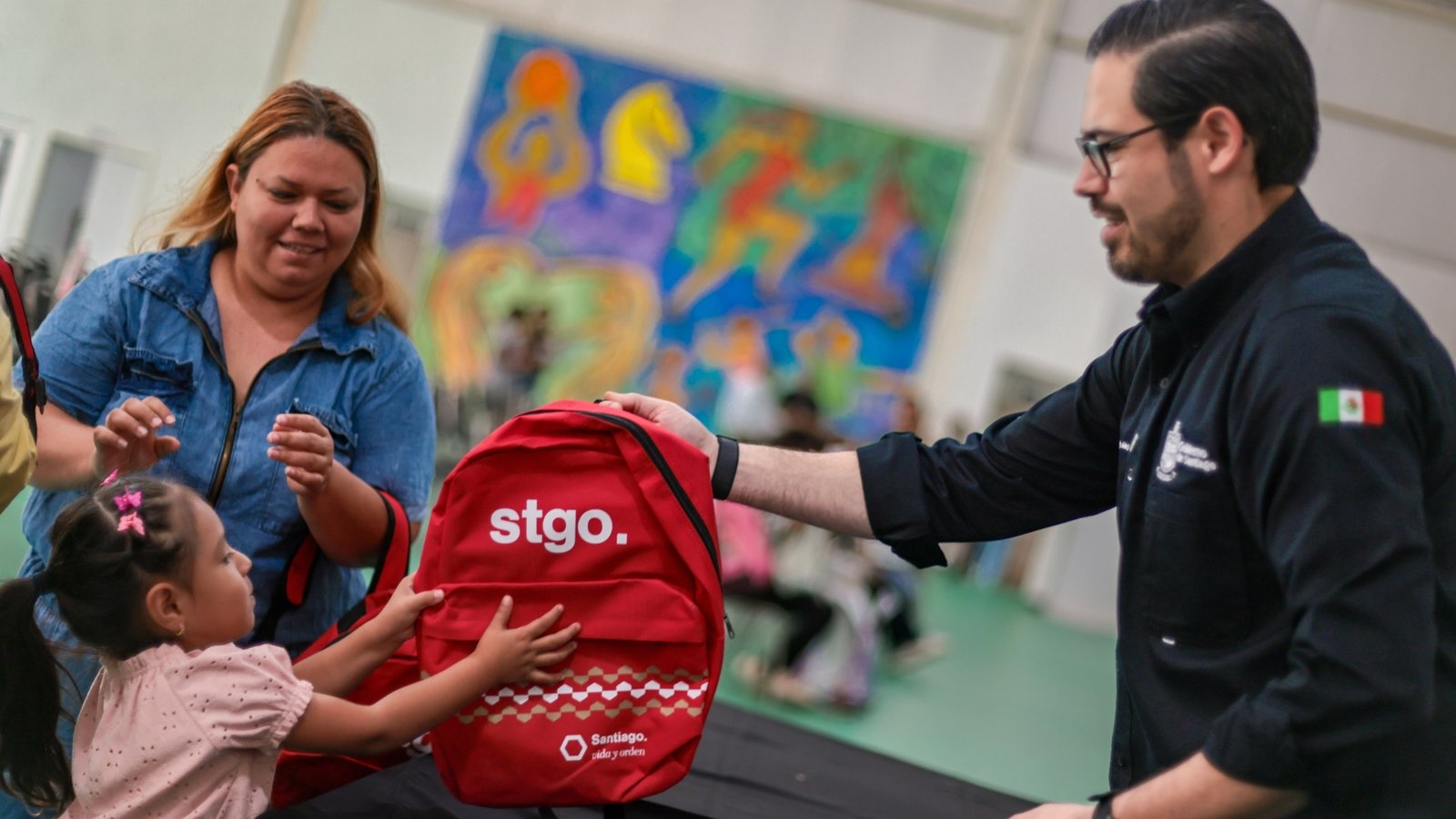 Inicia Santiago reparto gratuito de útiles y mochilas