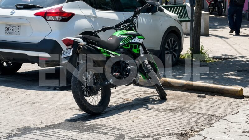 Detienen a dos con moto robada en Monterrey