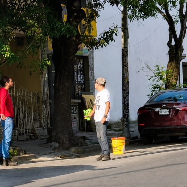 Cobran Franeleros hasta 150 pesos por estacionarse en Fundidora