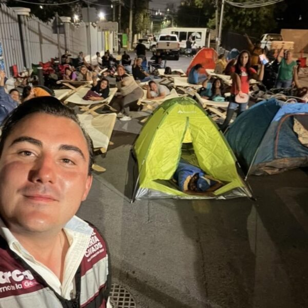 Mantiene Manuel Guerra protesta en Agua y Drenaje por falta de agua