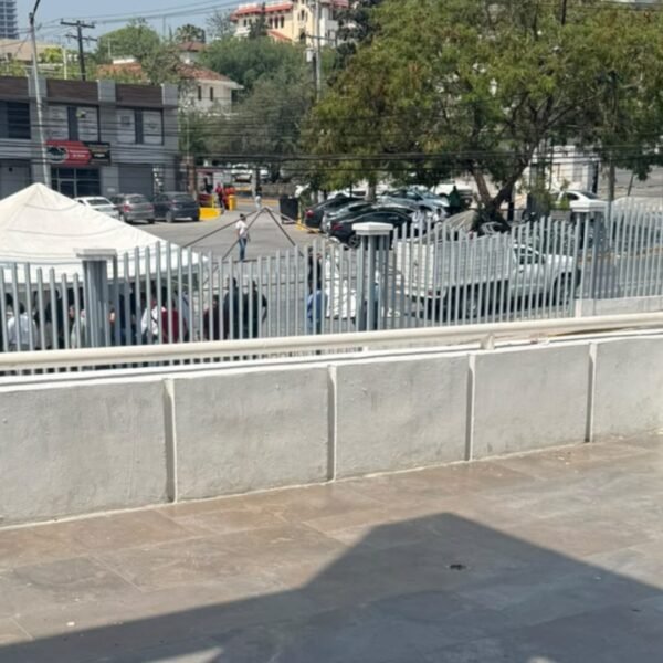 Vecinos de García levantan plantón en Agua y Drenaje