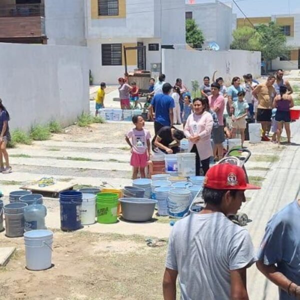 Lleva Manuel Guerra agua con pipas a colonias afectadas de García