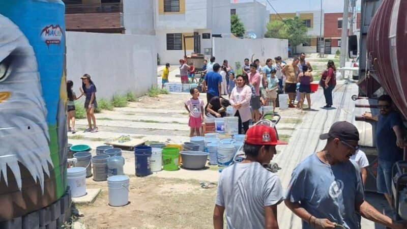 Lleva Manuel Guerra agua con pipas a colonias afectadas de García