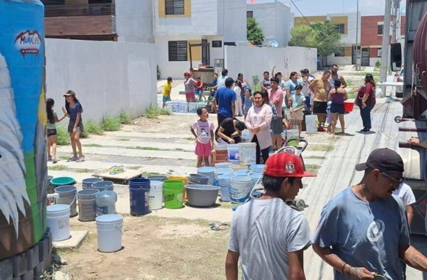 Lleva Manuel Guerra agua con pipas a colonias afectadas de García