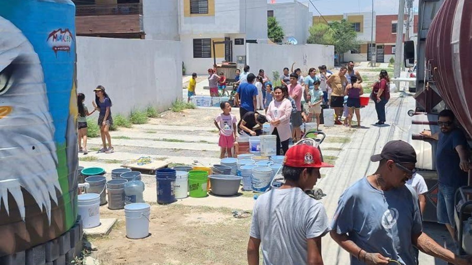Lleva Manuel Guerra agua con pipas a colonias afectadas de García