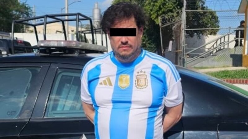 Detienen en Monterrey a hombre con placas presuntamente colgadas