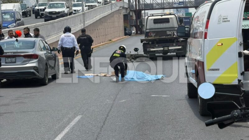 Muere motociclista tras presunto cerrón de grúa en Santa Catarina