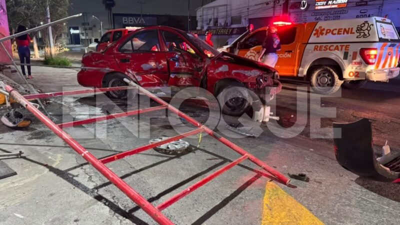 Conductora derrapa y se estrella contra andamios frente a un OXXO