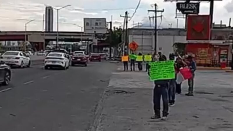 Protestan jubilados de CFE y Pemex en Monterrey