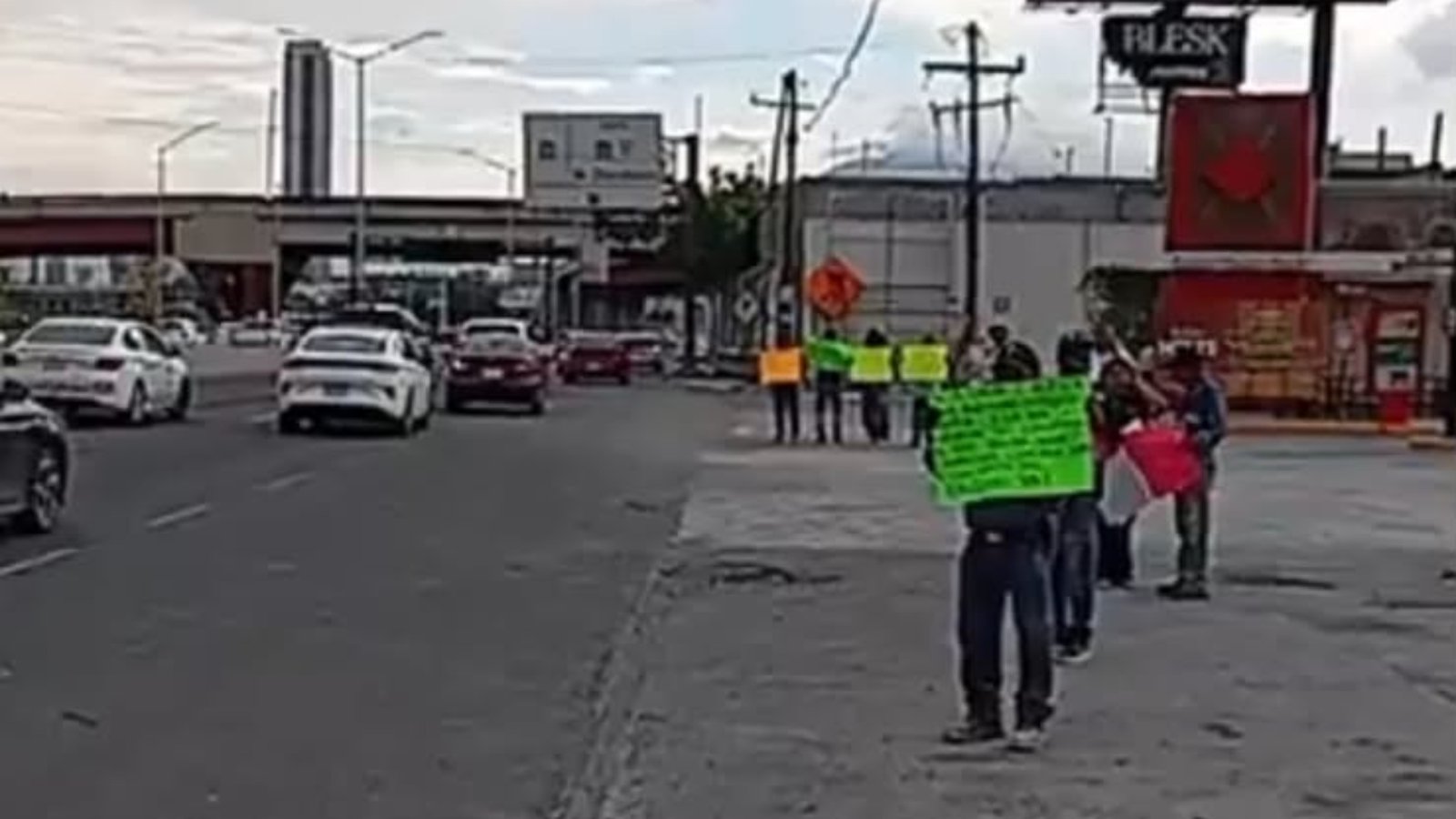Protestan jubilados de CFE y Pemex en Monterrey