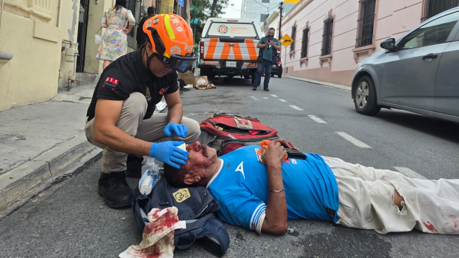 Adulto mayor resulta lesionado tras sufrir caída en el centro de Monterrey