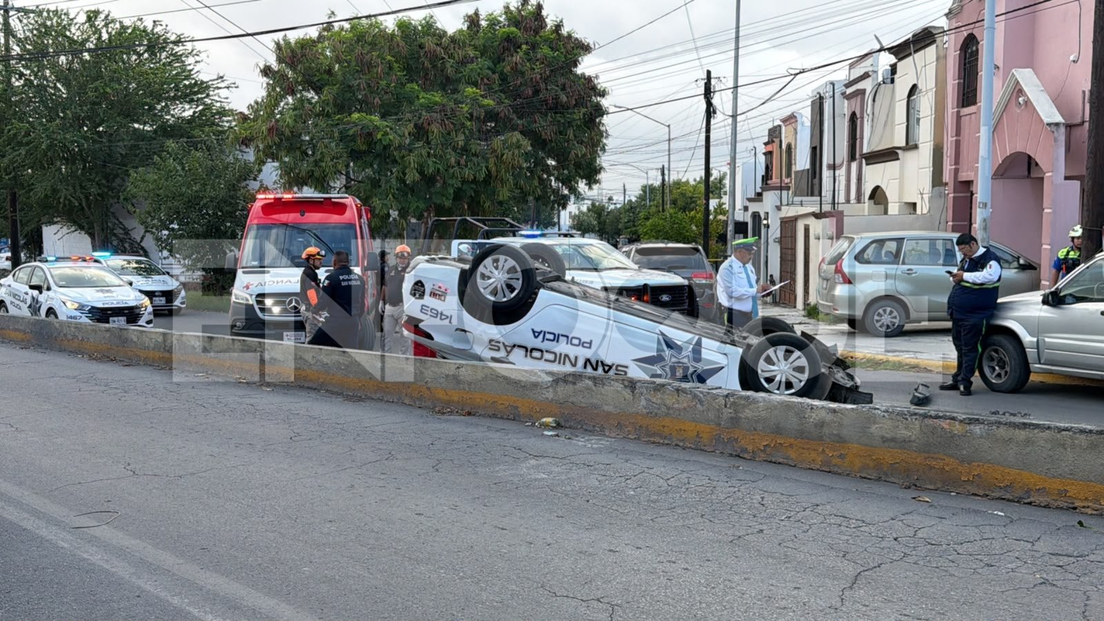 Vuelca patrulla de San Nicolás  durante persecución; dos policías resultan heridos