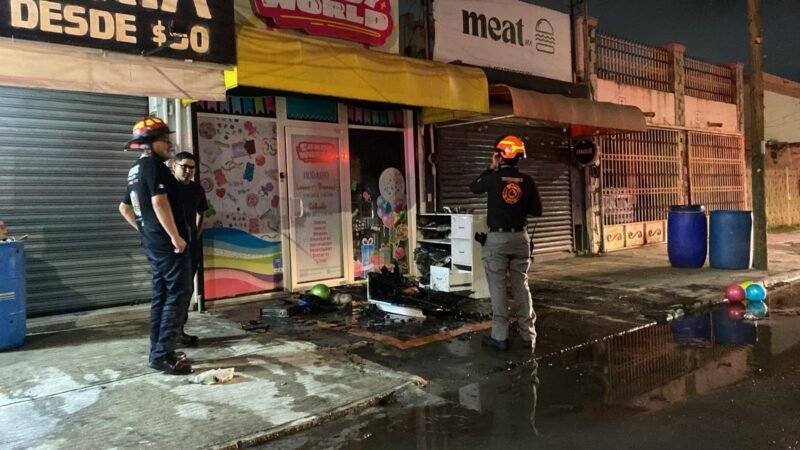 Incendio consume tienda de regalos en Guadalupe