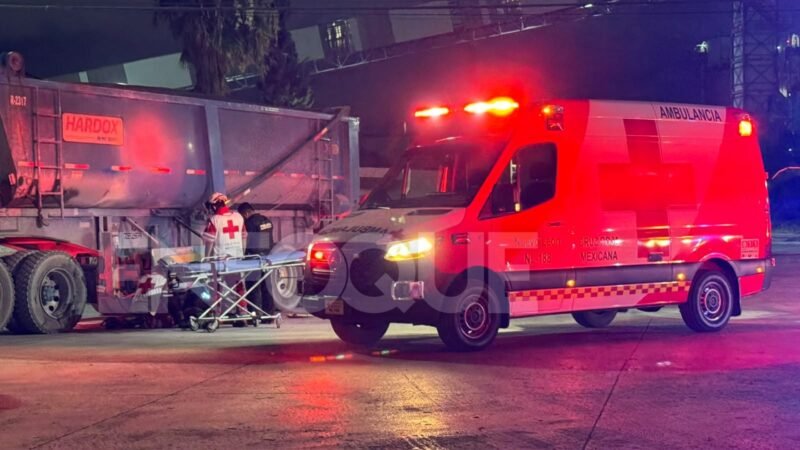 Motociclista resulta lesionado tras chocar contra tráiler en Monterrey