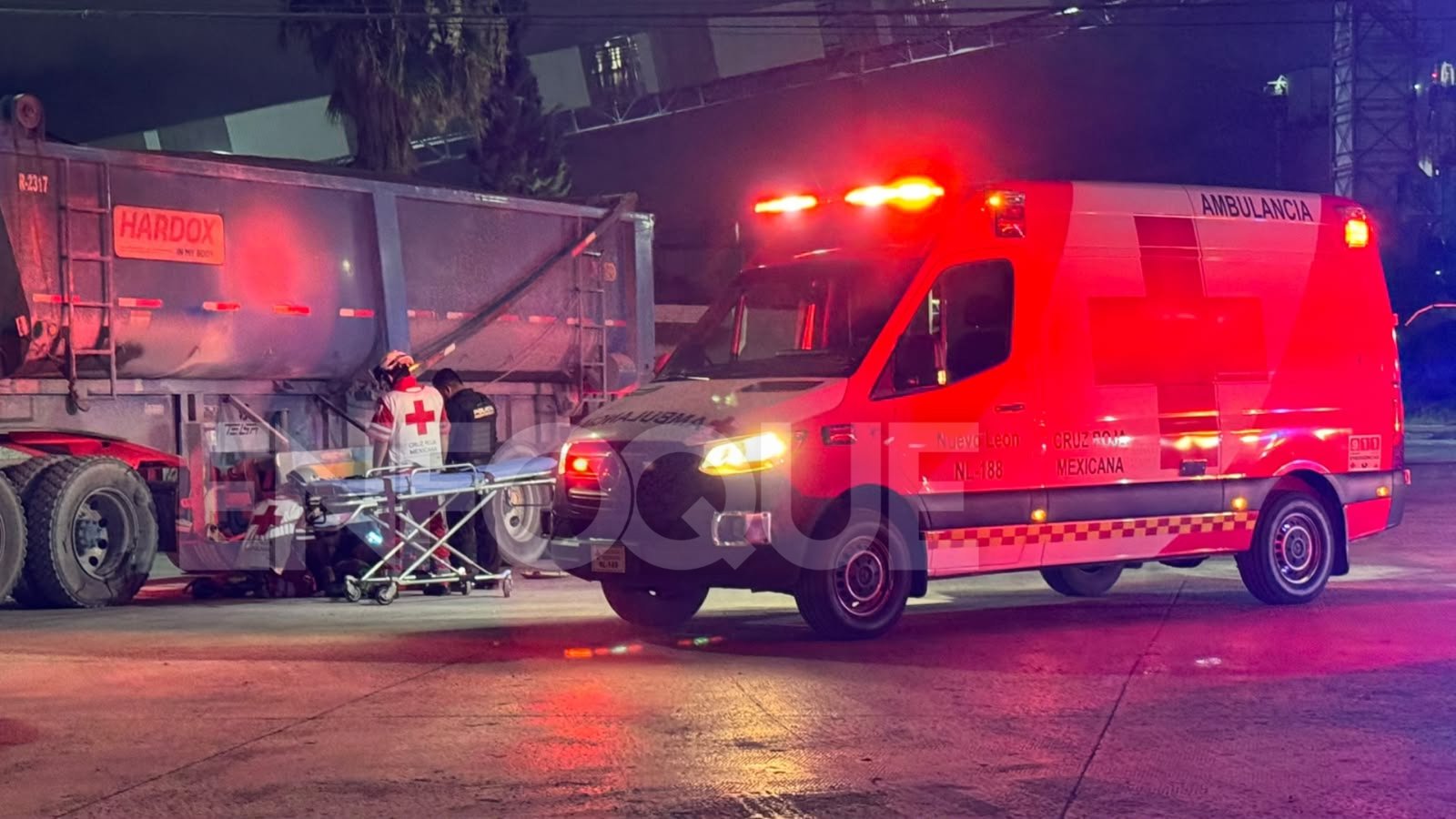 Motociclista resulta lesionado tras chocar contra tráiler en Monterrey