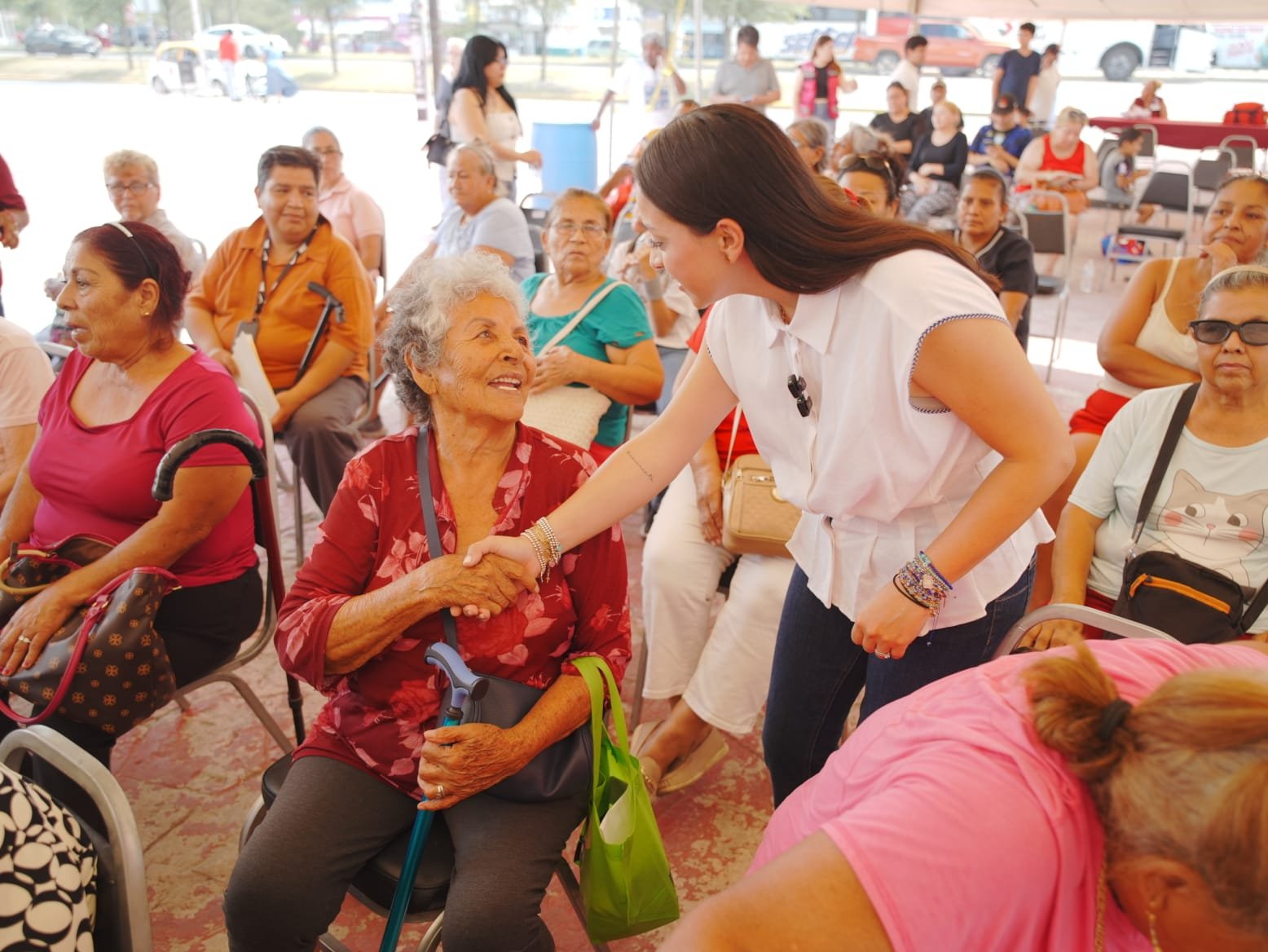Entrega DIF García aparatos de movilidad para adultos mayores