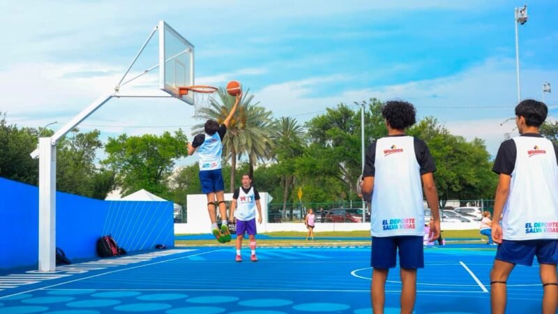 Ex jugadores de la NBA inauguran clínica de básquetbol en Monterrey