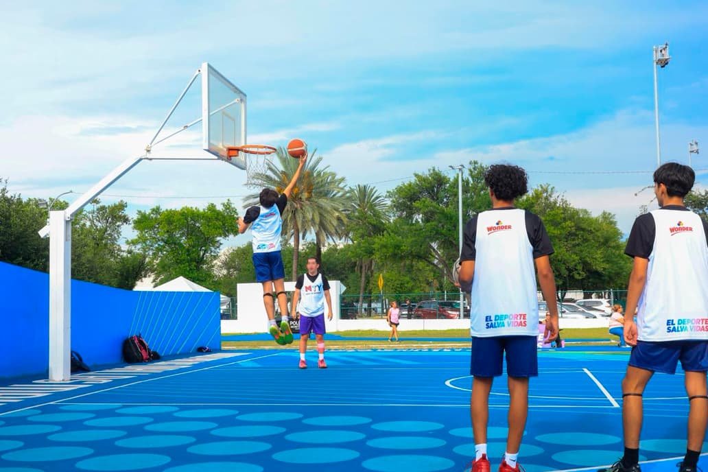 Ex jugadores de la NBA inauguran clínica de básquetbol en Monterrey