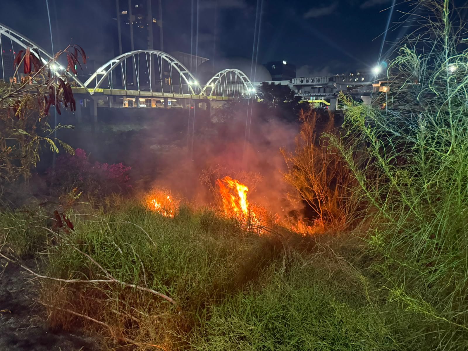 Moviliza incendio en Santa Catarina a cuerpos de auxilio
