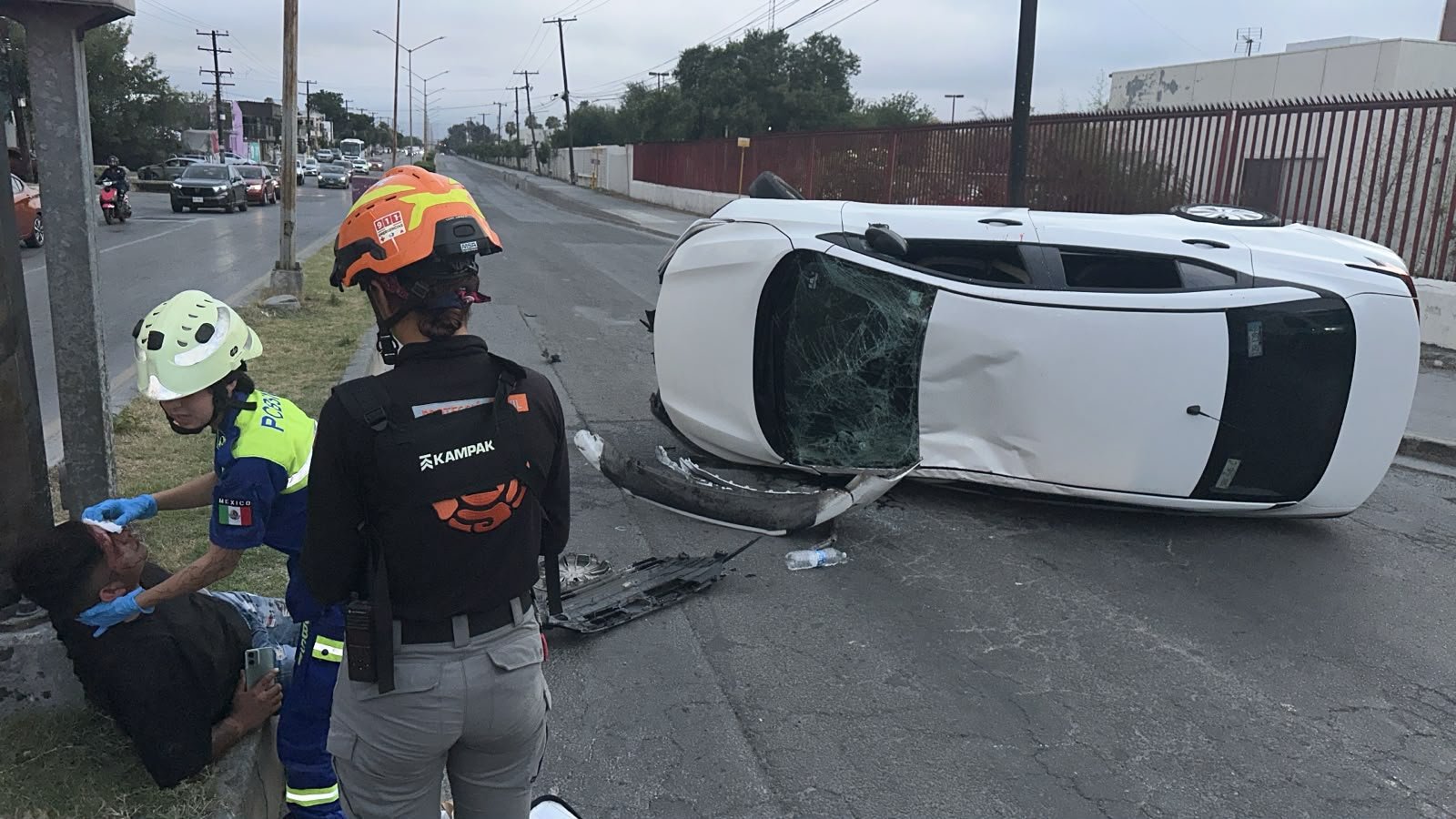 Vuelca automóvil y deja un lesionado en San Nicolás